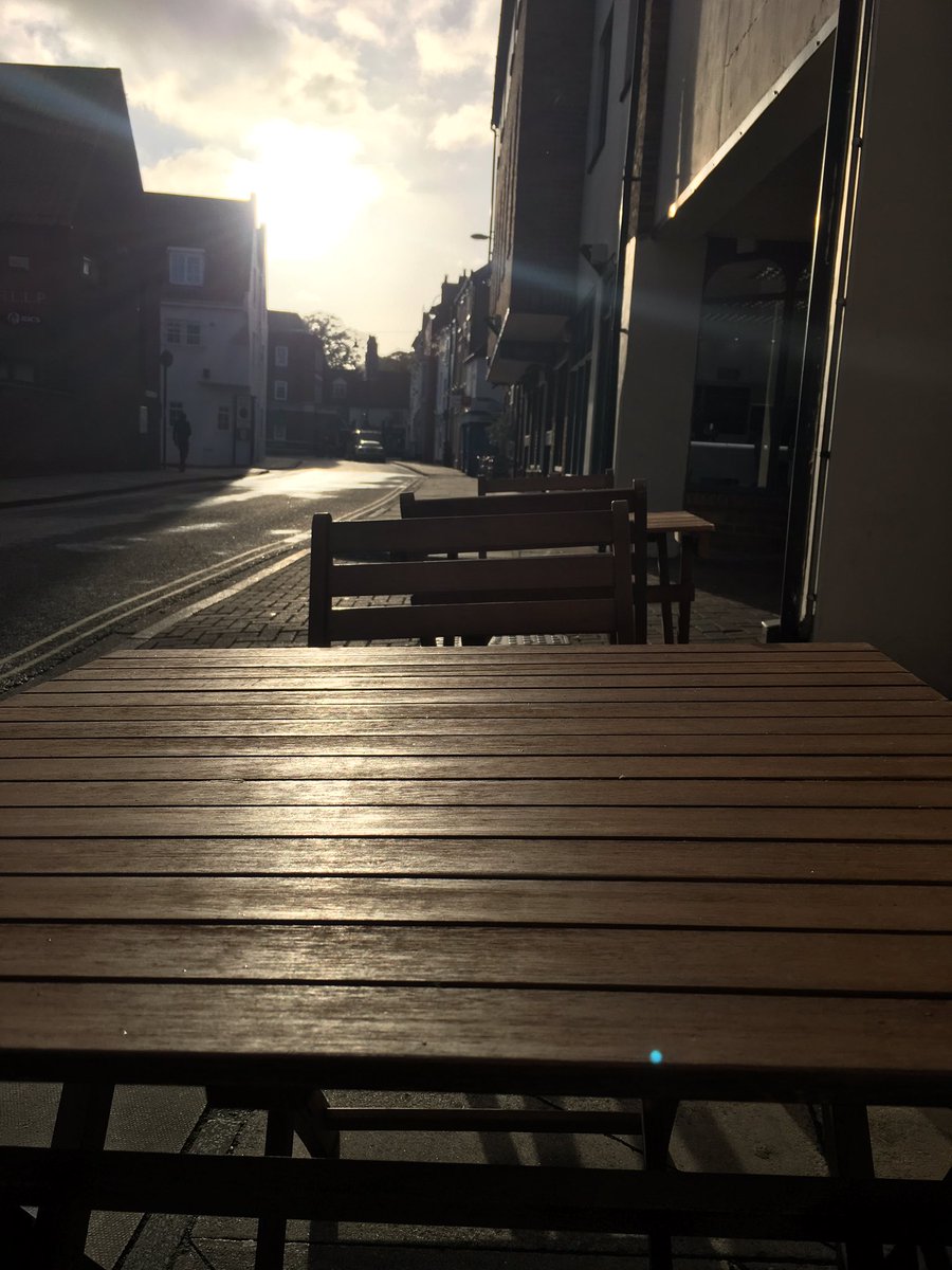 jrmallcock's tweet photo. Autumn sun outside @ThePigBeverley #bewtiful https://t.co/fySOoMMjfy