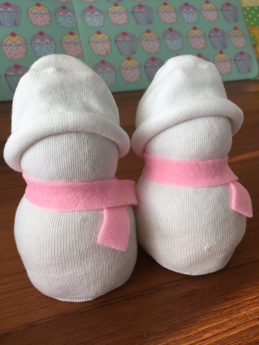 TheLittleGoose1's tweet photo. Clocks have changed...winter is coming... snowman making #douwannabuildasnowman #snowman #snow #cosyscarf #handmade @TheLittleGoose1 https://t.co/5Vd5kjYgCx