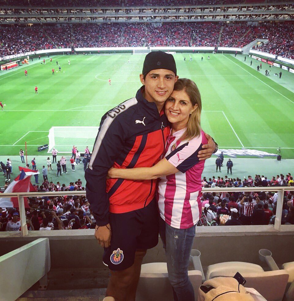 alanpulido's tweet photo. Gracias mami por siempre estar conmigo, les comparto una foto apoyando a mi equipo @chivas 🔴⚪️🔵 #AP9 #chivahermana #mamá  #feliz #DIOSteamo https://t.co/2SXNDhferU