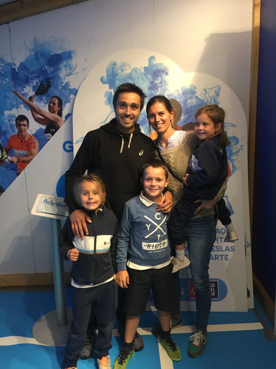 El campeón de #wptzaragozaopen <a href="/FBelasteguin/">FernandoBelasteguin</a> no encontró un sitio más “seguro” para estar junto a su familia que el stand de <a href="/adeslaspadel/">Adeslas Pádel</a>