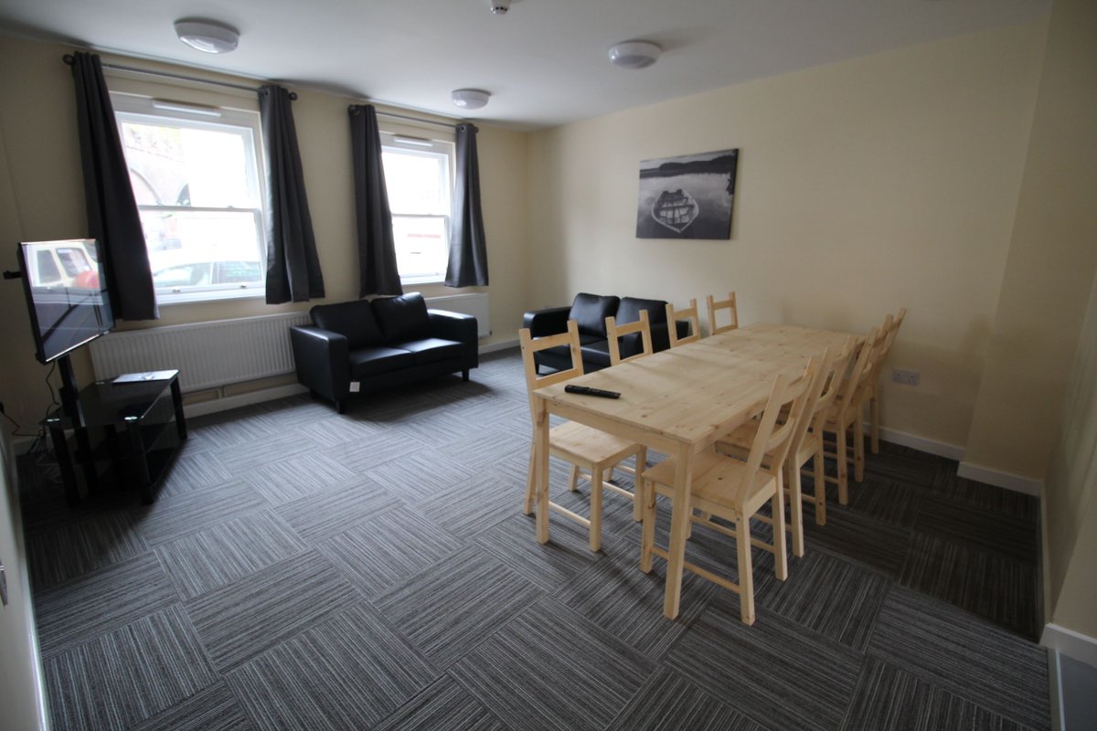 studenthomesnet's tweet photo. **STUDENT PROPERTY MOSS HOUSE**
-15 bedrooms
-en suite &amp; non en suite rooms
-Newly built
-Includes bills

Call 01926 422 077 for viewing! https://t.co/WggiCLsgcN
