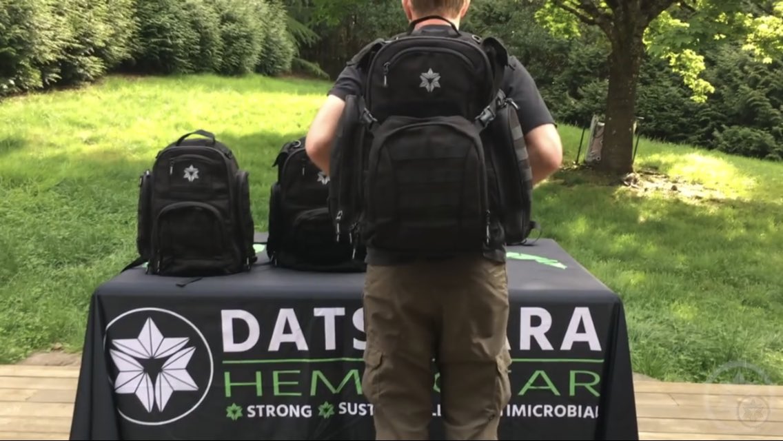 JustinHouse_'s tweet photo. BIG🤓Brits like me #GoFullGeek on @DatsuChris ‘s wicked @DSgear + @joerogan ‘s too. I’ve GOT to order/ship it🇺🇸➡️🇬🇧NOW!#Hempathy #Life https://t.co/lLTxika6gs