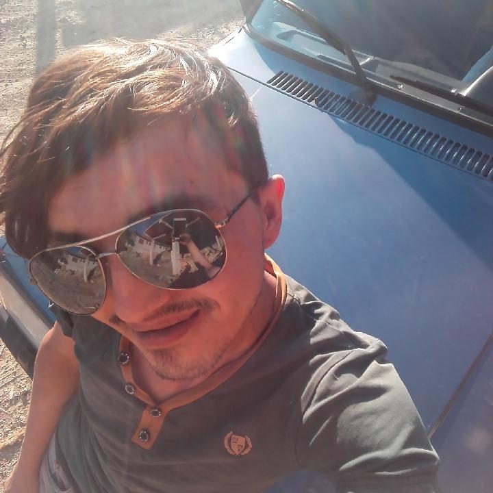 Bırın ıcın yıllar ca ağlamak  
Sevmek'le başlar ama o sen sevdanın bilmez işte yanlızlık bana zülüm başlar ama ben sever..