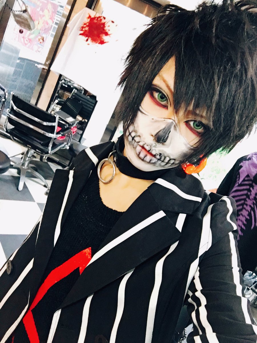 382Xari's tweet photo. 仮装営業2日目は
ヴィジュアル系とアニメキャラで
完全に🤘🤘Japanese カルチャー🤘🤘って感じでした（笑）

久しぶりのヴィジュアル系でめっちゃ楽しかったけど疲労感が凄かった（笑）
もう若くないな。 https://t.co/oWgIslI8QC