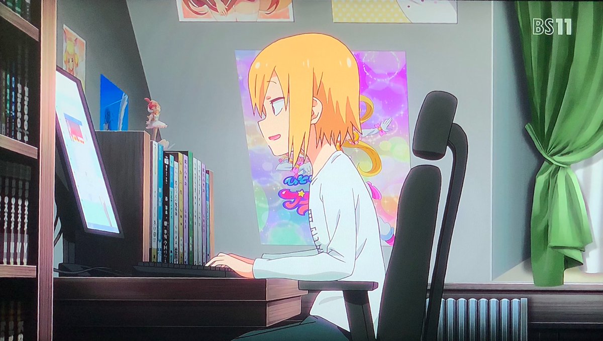 札幌の虎口裟南時貞 見たことある アニメキャラのポスターが つうか 机の上にあるのプリンセスチュチュはそのまんまのようなw Umaru Anime Bs11