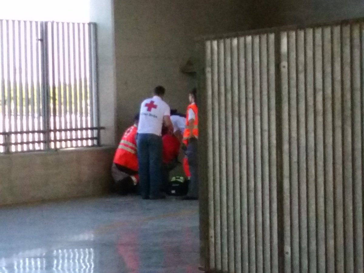 AndyFresno92's tweet photo. Consecuencias del fútbol a estas horas y con estas temperaturas en Córdoba. Señora mayor atendida por la Cruz Roja en FN. https://t.co/VdOg9HquGh