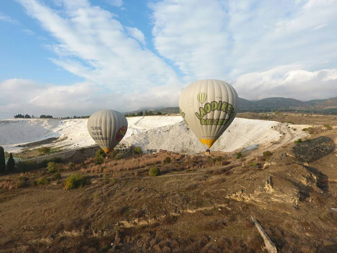 Pamukkale Spor Oyunları'nda Yamaç Paraşütü ve Yelken Kanat Gösterisiyle Pamukkale'de görsel şölene tanıklık ettik.