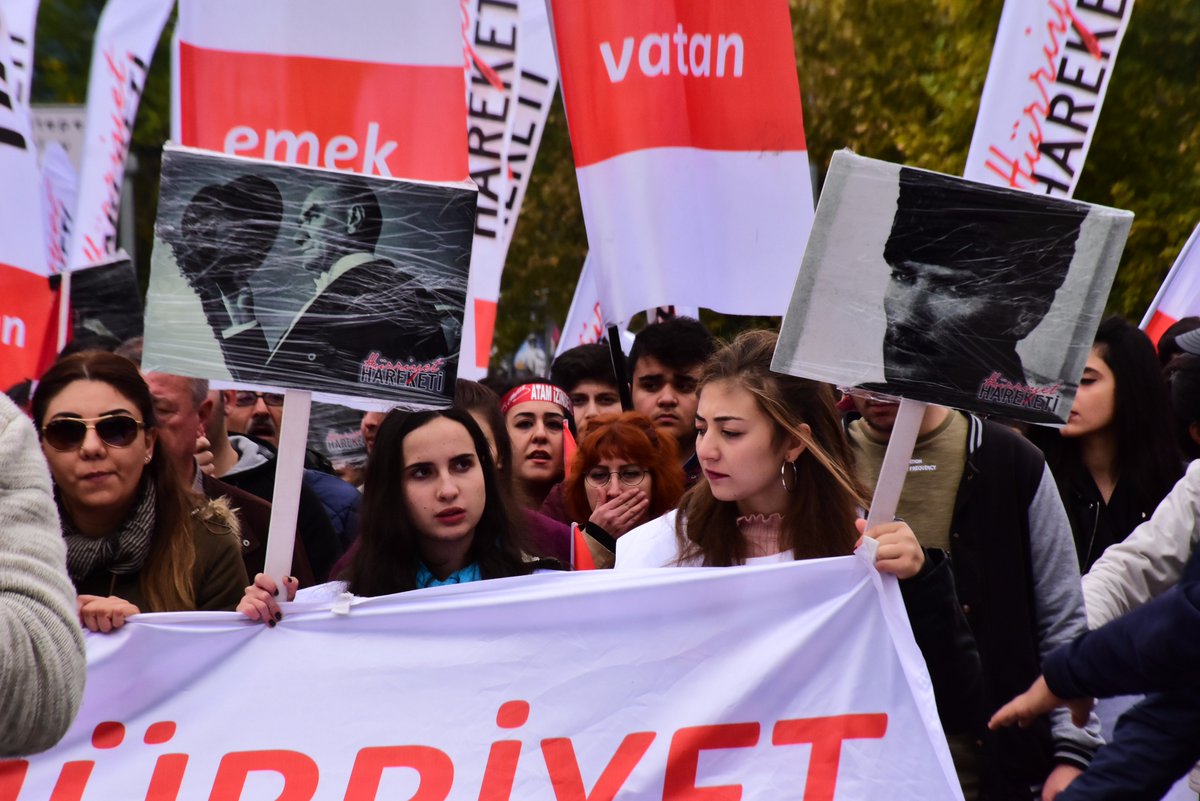 hurriyethareket's tweet photo. Hürriyetçi gençler, Mustafa Kemal Atatürk'ü ve Cumhuriyet'in kurucu kadrolarını selamlamak, saygısını göstermek için yürüdü.

#29Ekim1923 https://t.co/tqiSWRWAKm