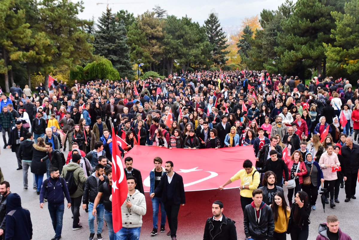 hurriyethareket's tweet photo. Hürriyetçi gençler, Mustafa Kemal Atatürk'ü ve Cumhuriyet'in kurucu kadrolarını selamlamak, saygısını göstermek için yürüdü.

#29Ekim1923 https://t.co/tqiSWRWAKm