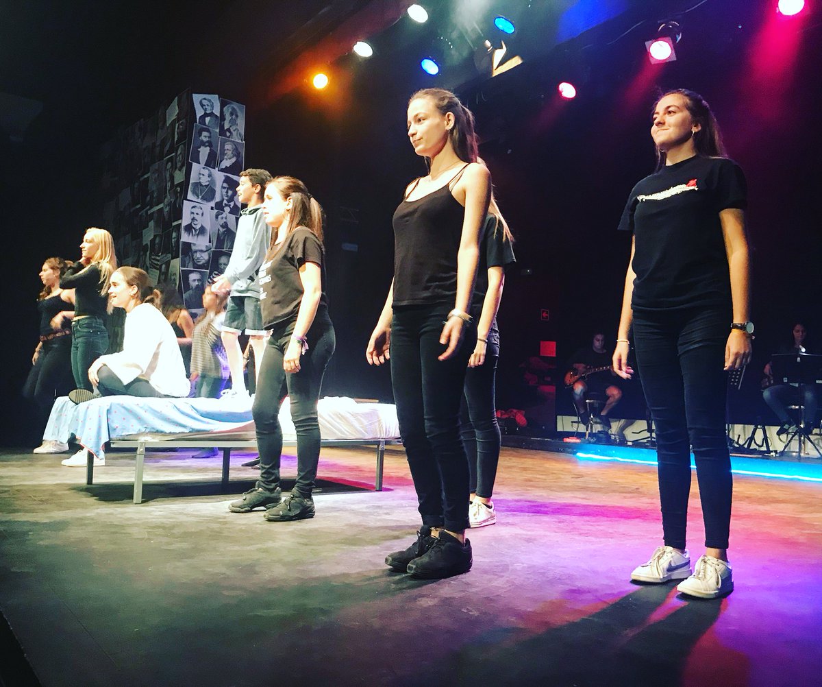 TeatreSVicenc's tweet photo. Recta final d’assajos! #ciènciesolletres amb música en directe! #estrena4nov 
#viuSantVicenç #viulespectacle https://t.co/zeXpdd4cFw