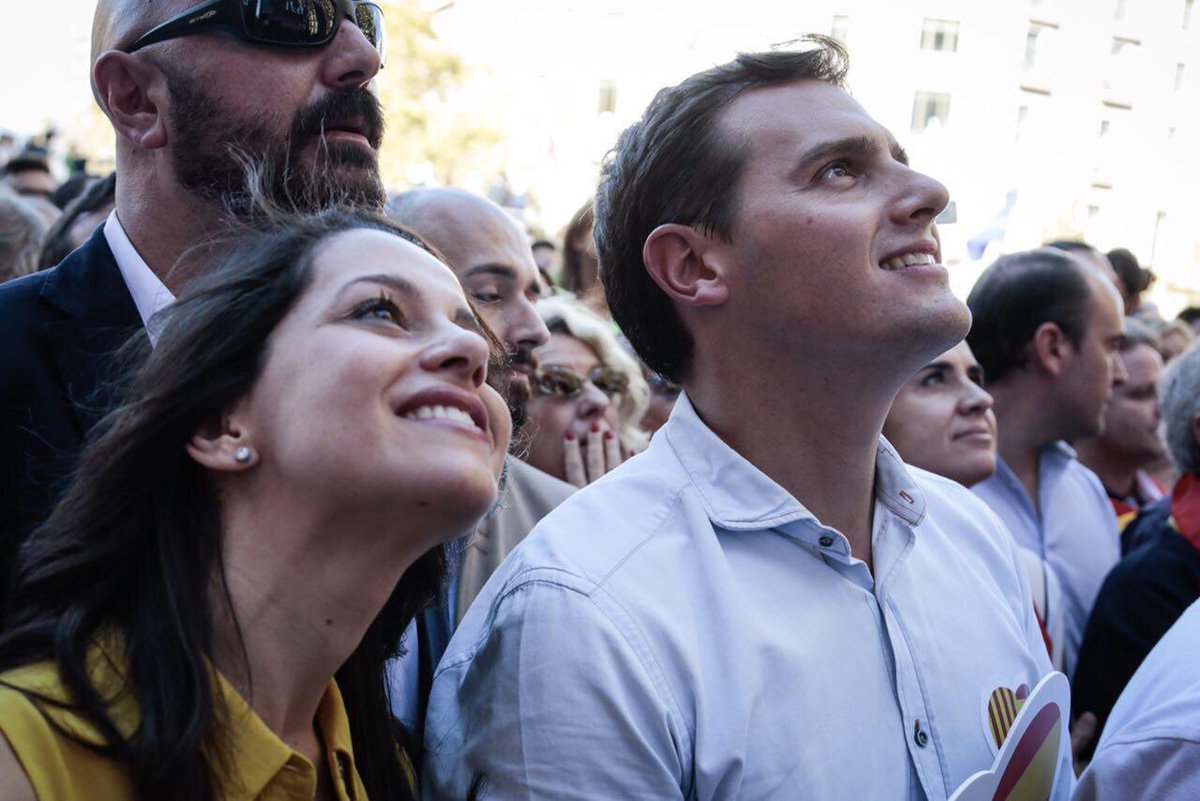 Albert_Rivera's tweet photo. Orgulloso de mi Barcelona 😍. La Cataluña que también quiere ser española y europea ha roto el silencio. ¡GRACIAS! Hemos llenado las calles, y el #21D llenaremos las urnas. ¡Ahora sí, vamos a votar! #TotsSomCatalunya https://t.co/93AAGVgNAs