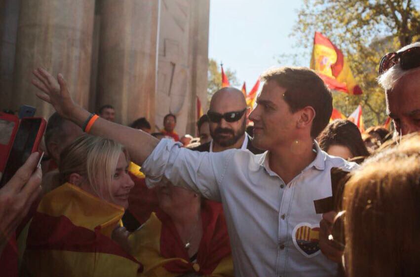 Albert_Rivera's tweet photo. Orgulloso de mi Barcelona 😍. La Cataluña que también quiere ser española y europea ha roto el silencio. ¡GRACIAS! Hemos llenado las calles, y el #21D llenaremos las urnas. ¡Ahora sí, vamos a votar! #TotsSomCatalunya https://t.co/93AAGVgNAs