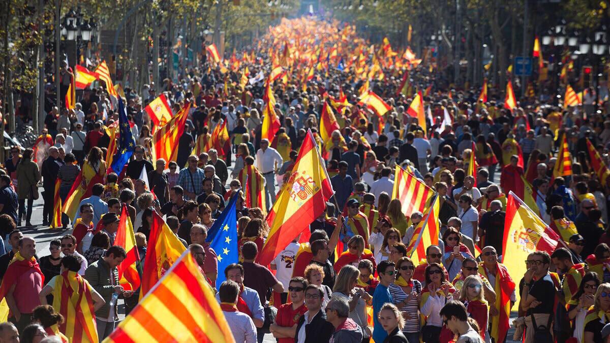 Albert_Rivera's tweet photo. Orgulloso de mi Barcelona 😍. La Cataluña que también quiere ser española y europea ha roto el silencio. ¡GRACIAS! Hemos llenado las calles, y el #21D llenaremos las urnas. ¡Ahora sí, vamos a votar! #TotsSomCatalunya https://t.co/93AAGVgNAs