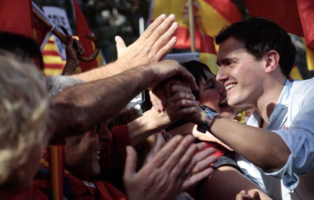 Albert_Rivera's tweet photo. Orgulloso de mi Barcelona 😍. La Cataluña que también quiere ser española y europea ha roto el silencio. ¡GRACIAS! Hemos llenado las calles, y el #21D llenaremos las urnas. ¡Ahora sí, vamos a votar! #TotsSomCatalunya https://t.co/93AAGVgNAs