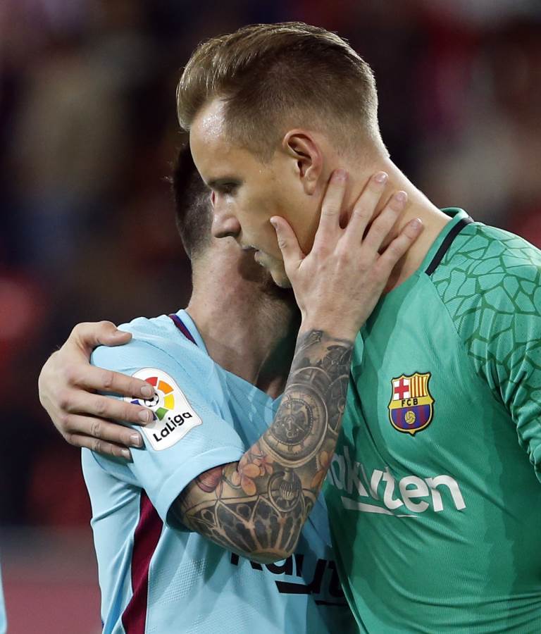 FCBarcelona_cat's tweet photo. 📷 Quina foto t'agrada més? 📷 #AthleticFCB
👉 https://t.co/2m8v57WF8T 👈 https://t.co/l76efsvDT7