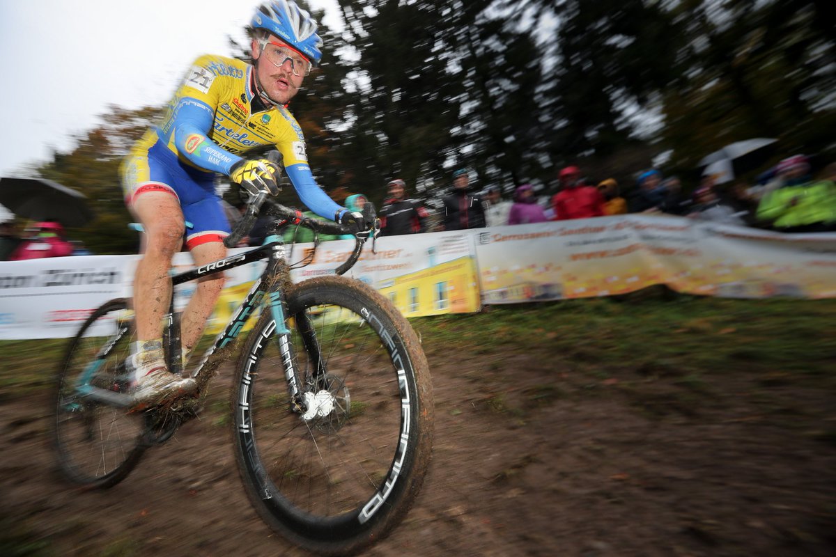 ekzcrosstour's tweet photo. The one and only @Gossinki sliding down. Good race dude @ekzcrosstour #tarteletto #isorex https://t.co/fCt0z9biOt