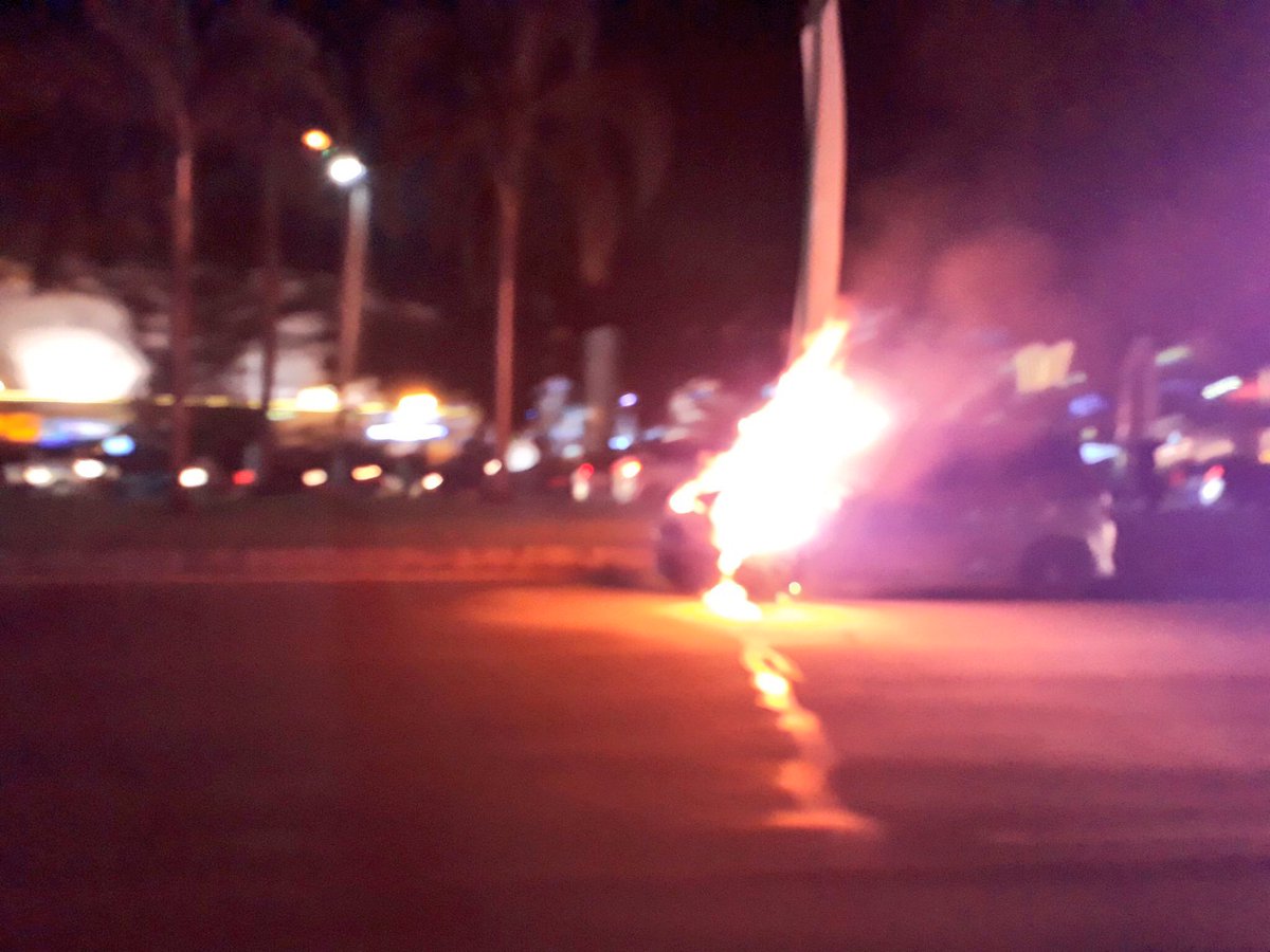 TMCPoldaMetro's tweet photo. 23:14 Honda Jazz terbakar di dpn Summarecon Mall Serpong &amp; msh penanganan DPK. @ariyandiyuda https://t.co/74XLLeJ86N