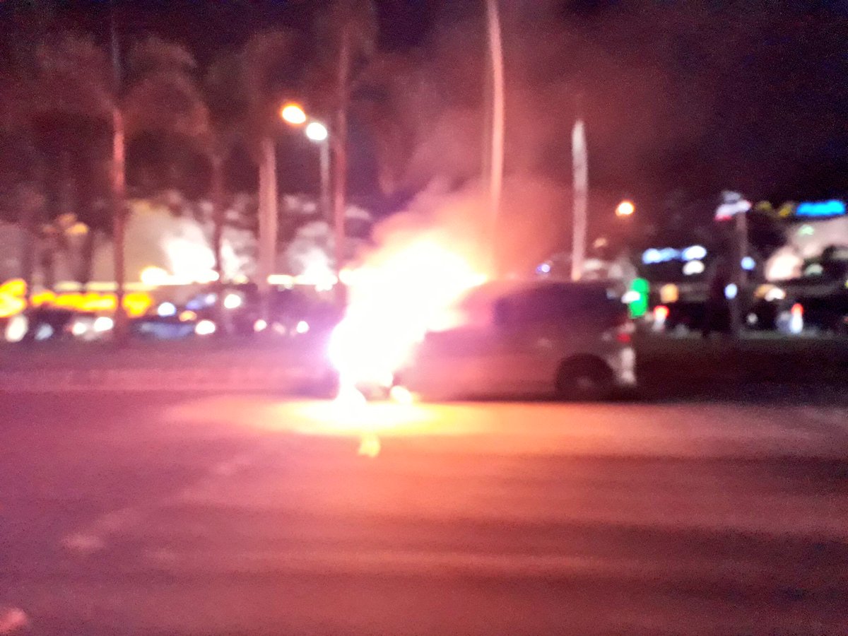 TMCPoldaMetro's tweet photo. 23:14 Honda Jazz terbakar di dpn Summarecon Mall Serpong &amp; msh penanganan DPK. @ariyandiyuda https://t.co/74XLLeJ86N