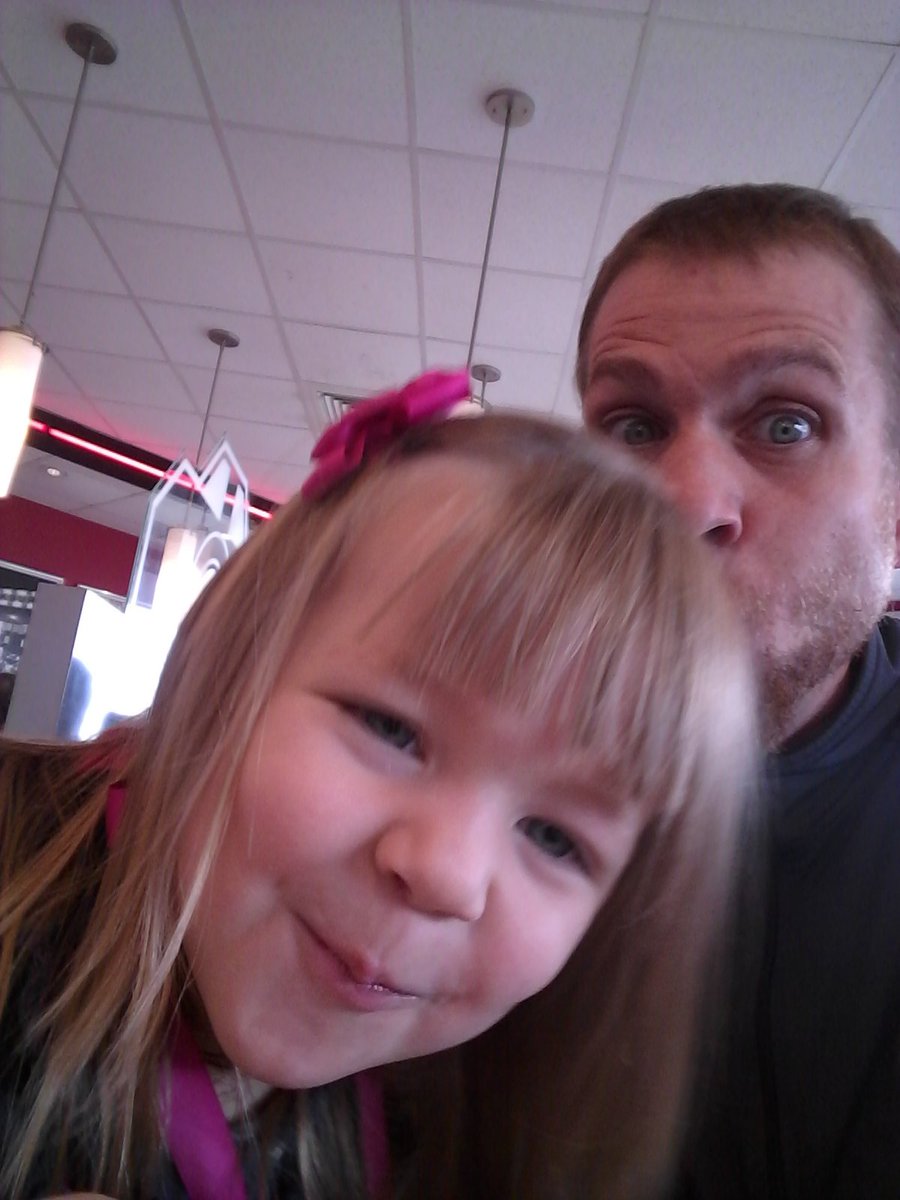 TravisAWillman's tweet photo. 2 crazy kids @SteaknShake https://t.co/aP0XPN62Dk