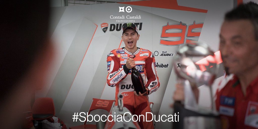 contadicastaldi's tweet image. Complimenti @lorenzo99 per questo grandissimo podio! Ci vediamo a Valencia per continuare così! #ForzaDucati #SbocciaConDucati #MotoGP 🍾🏁🏆🎉