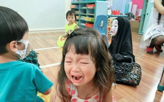 stitch_pololo's tweet photo. ฮัลโลวีนปีก่อนน้องแต่งมาจนเพื่อนตกใจจนร้องไห้  ปีนี้น้องก็แต่งมาอีก
หนูลูกกก😂😂😂 https://t.co/Z5QB1gxYig