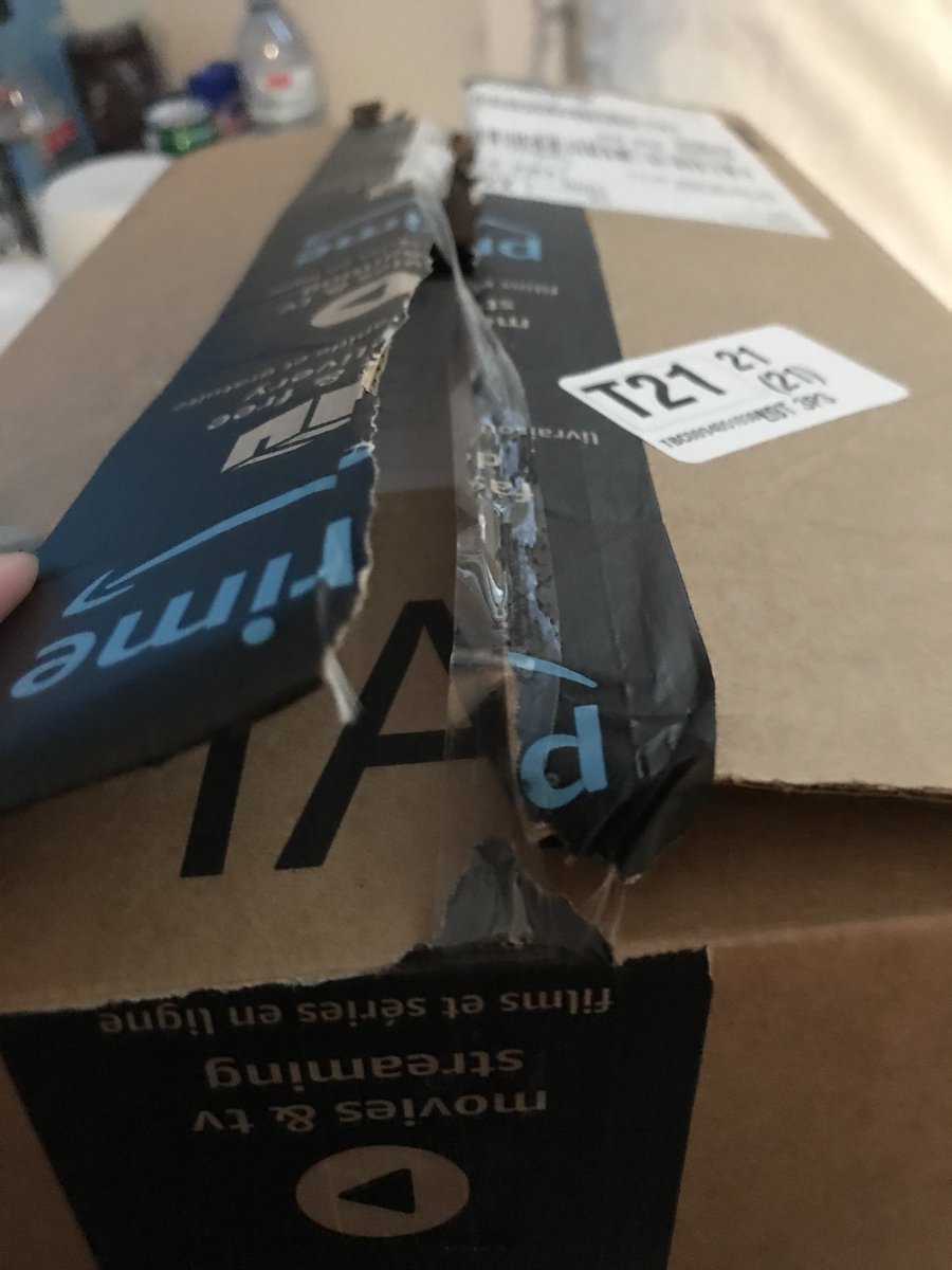 kyrahpedersen's tweet photo. When @amazon delivers your package already open 👍🏼 https://t.co/4In6na81cm