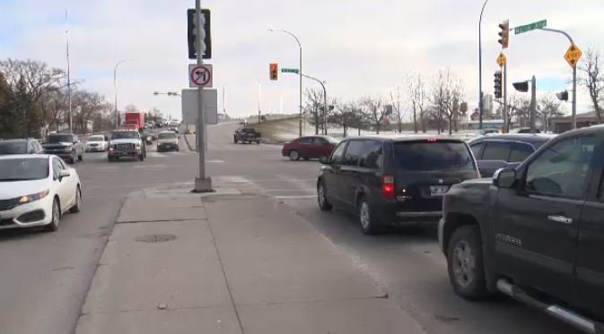 ctvwinnipeg's tweet photo. "It was not safe": City of Winnipeg clears snow off traffic lights via @BethCTV  https://t.co/lYpinMQRd5 https://t.co/GXcgWncNPA