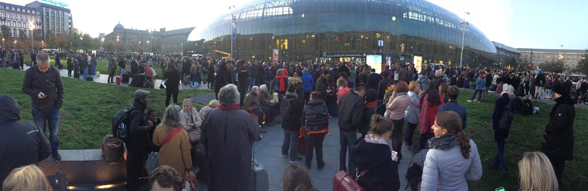 eric_erd's tweet photo. Gare de #strasbourg évacuée. #ProtestantsEnFete #dnatweets https://t.co/jVHMcUcZQS
