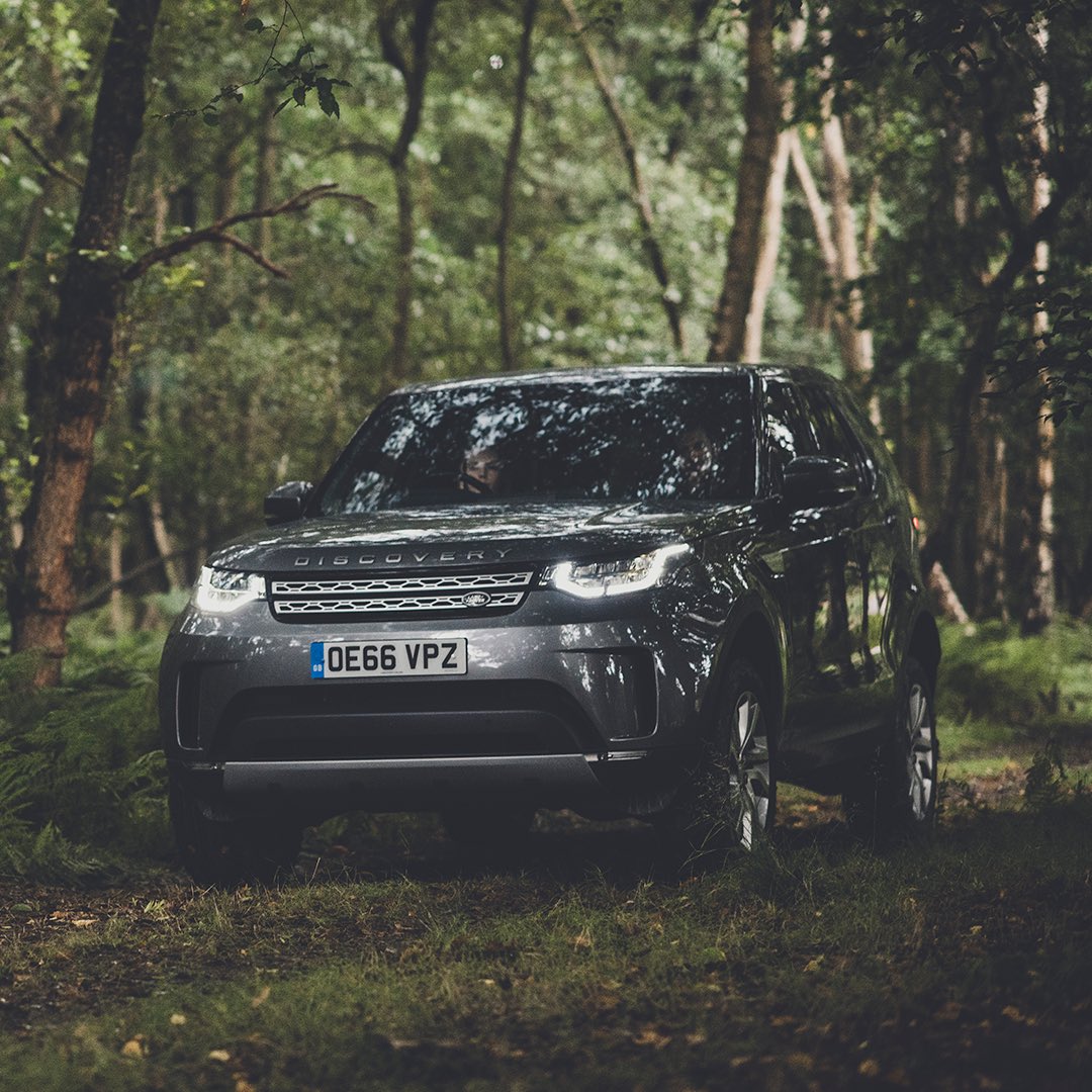 RangeRover's tweet photo. Plans for the weekend? There’s always a family adventure to be had with the #LandRover #Discovery. Test drive: https://t.co/uNpu8IFBwz https://t.co/aIx92jXRqR