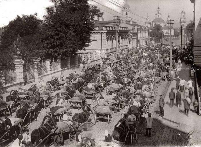 pan_zugzwang's tweet image. Це фото давно гуляє інтернетом під назвами "Пробка в Москве" та "Забастовка извозчиков в Москве", але насправді - це українське місто Суми))