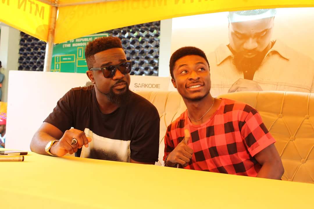 Elliot_Boli's tweet photo. @sarkodie  signed copies of The Highest album for loyal fans at the forecourt of the Republic Hall, KNUST.

 #PulseInvasion Concert. https://t.co/wiGAf5XPwj