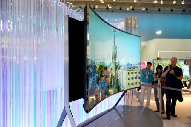 wwdesign85's tweet photo. 100 Inch 4K Ultra TV from @Hisense coming soon! #technology #innovation https://t.co/agkeHfsp93 https://t.co/QCBlZqFp2t