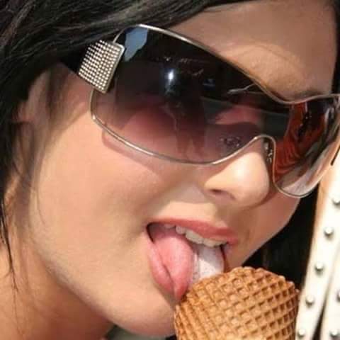 سلامووو كيفكو شباب أني بنوته جديده ع تويتر مافي اكو وترحيب بمووووت بمن عندو رومنسيه واللي جاد يجيني واتس00967737189230 ويأخذ شمعي الاحمر