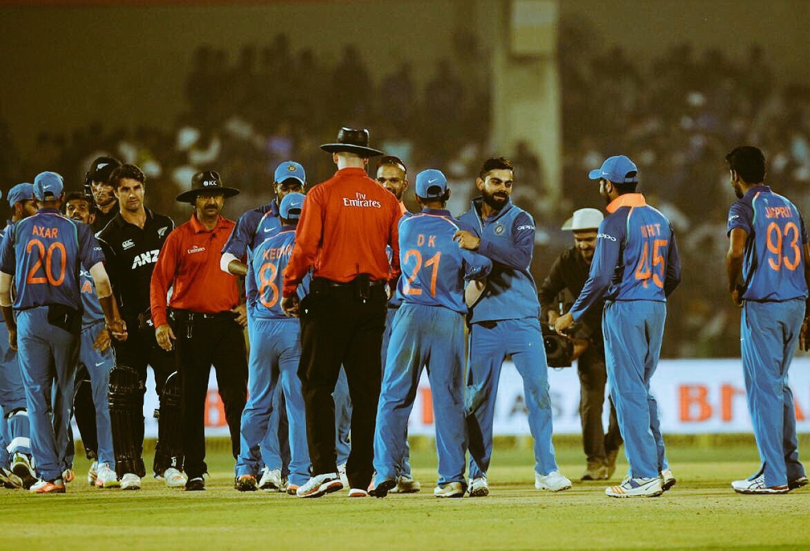 sachin_rt's tweet photo. Perfect finish to a thrilling game. Great work @Jaspritbumrah93 @BhuviOfficial &amp; @yuzi_chahal. Keep it up boys. My Best wishes for the T20Is https://t.co/C74JbGGpb6