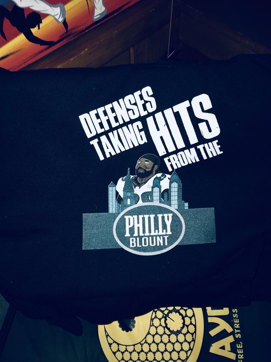 JameFretz's tweet photo. Got my @LG_Blount hoodie from @phillybldgreen - it’s doppppeeeee.  Nice work fellas 👍🏻 #FlyEaglesFly #PHIvsSF #SFvsPHI #BlountForce #EaglesFlyTogether #EagleNation #EaglePride #OregonPride #DuckSwag #producks https://t.co/cZtKheIkHO