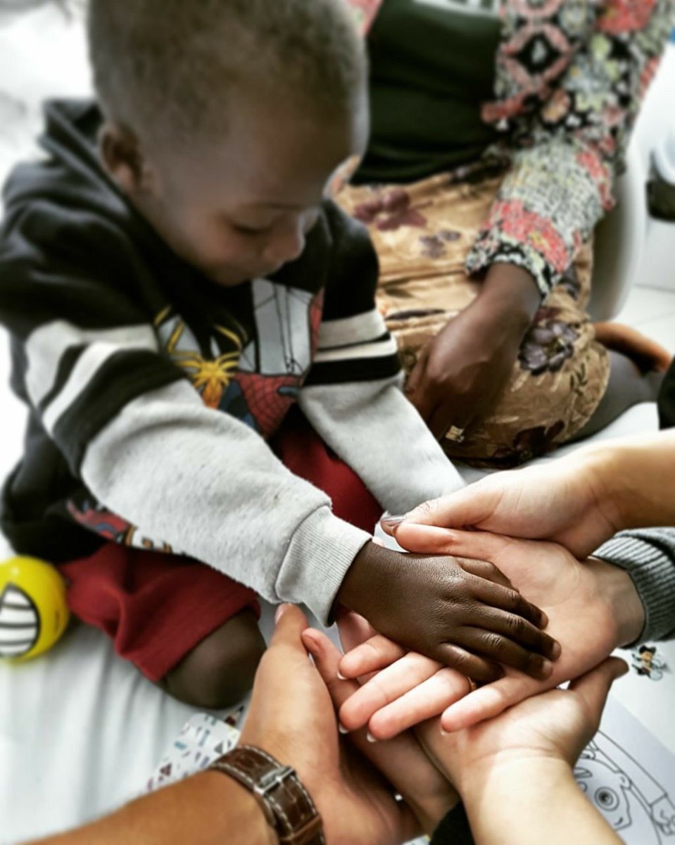 كان يا ما كان .. كان في طفل صغير موجوع 
بقي يعاني كتير مع قلب تعبان و عيون مليانة دموع
ما في حدود للحب و ايد المساعدة بتوصل لآخر الدني