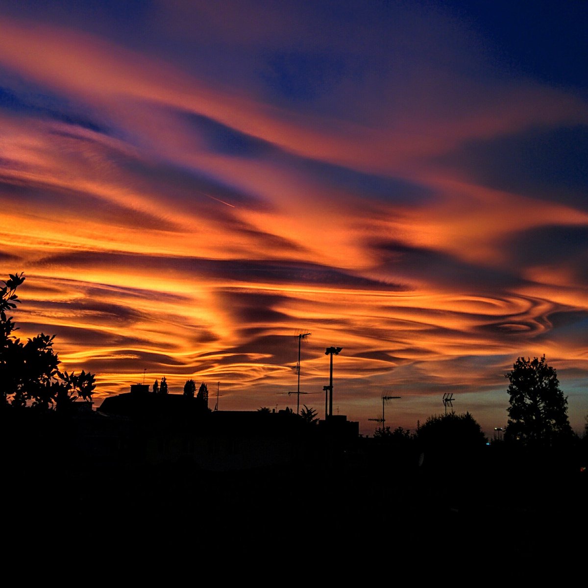 pinoross61's tweet photo. #all_sunsets #beautiful #cloudporn #clouds #color #gorgeous #horizon #pretty #red #scenicsunset #sky #skyporn #sol #sun #corbe https://t.co/dcJS68dc2O