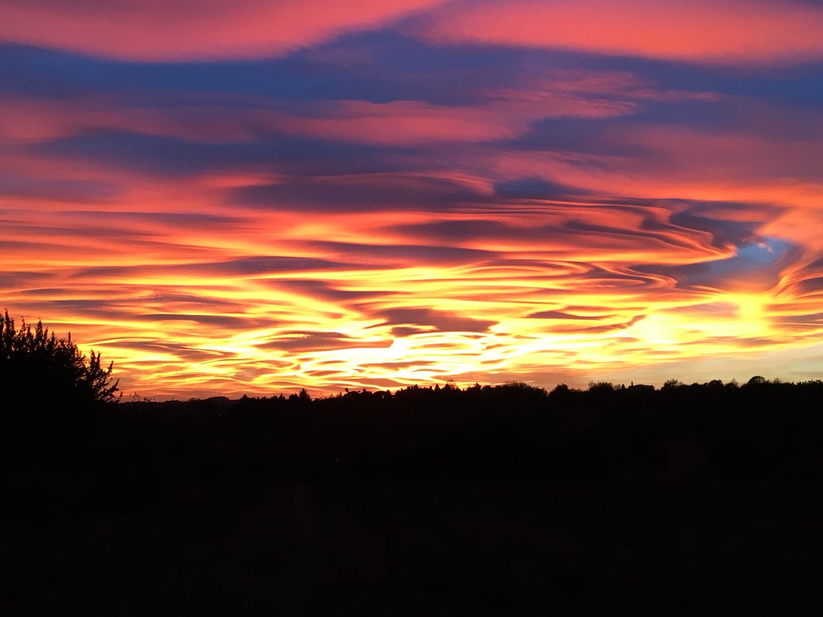 stefancor's tweet photo. #tramonto casa https://t.co/MI7EeLsoyt