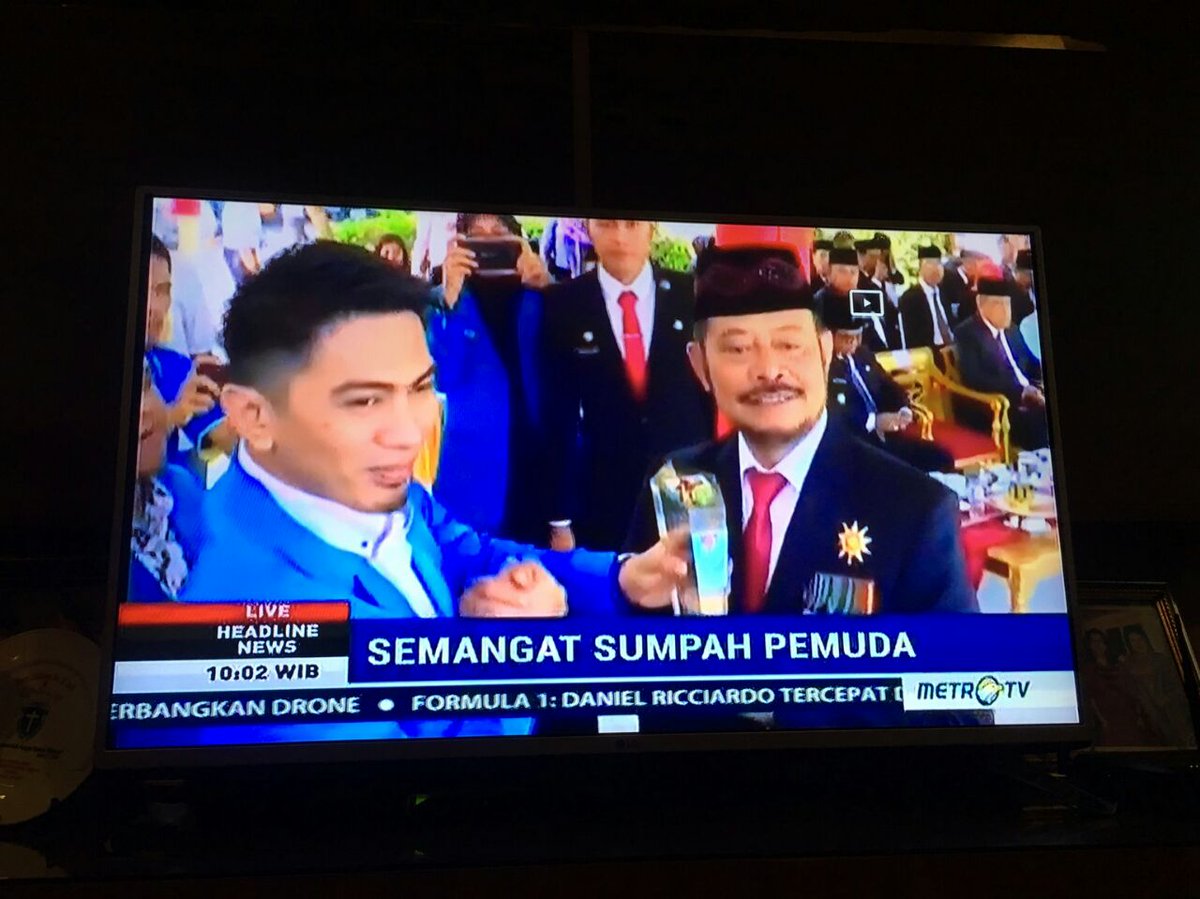 HSP 89 KNPI Sulsel memberikan award ke pd Gubernur sulsel atas perhatianya terhadap pemuda di sulsel #HSP89 #metrotv <a href="/Syahrul_YL/">Syahrul Yasin Limpo</a>