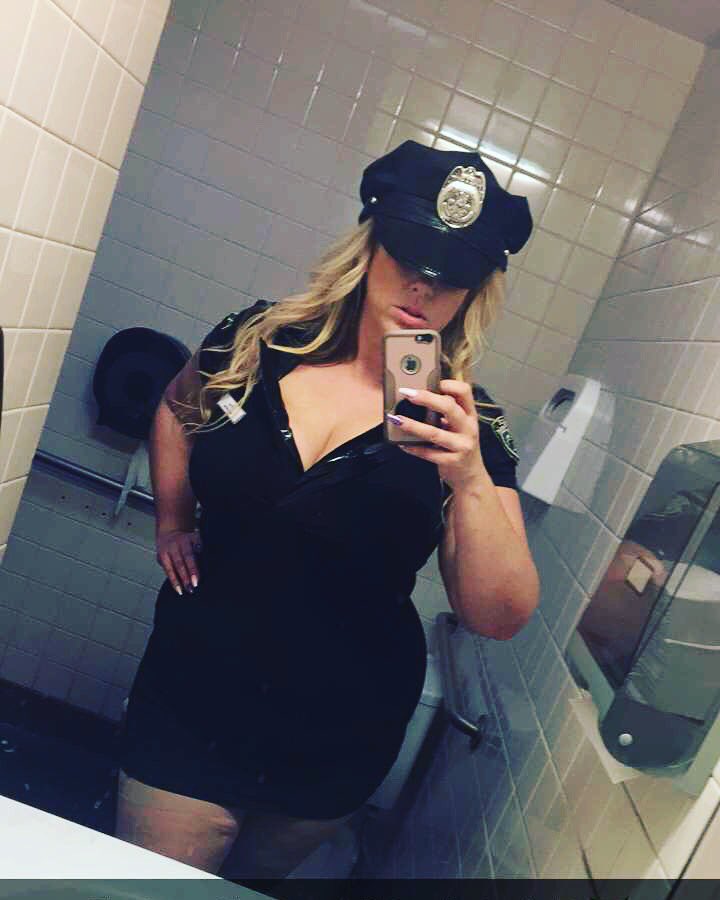 Halloweening like a boss 🕸👮🏼‍♀️💰 #SanDiego #OceanBeach https://t.co/jO7qwrZshh