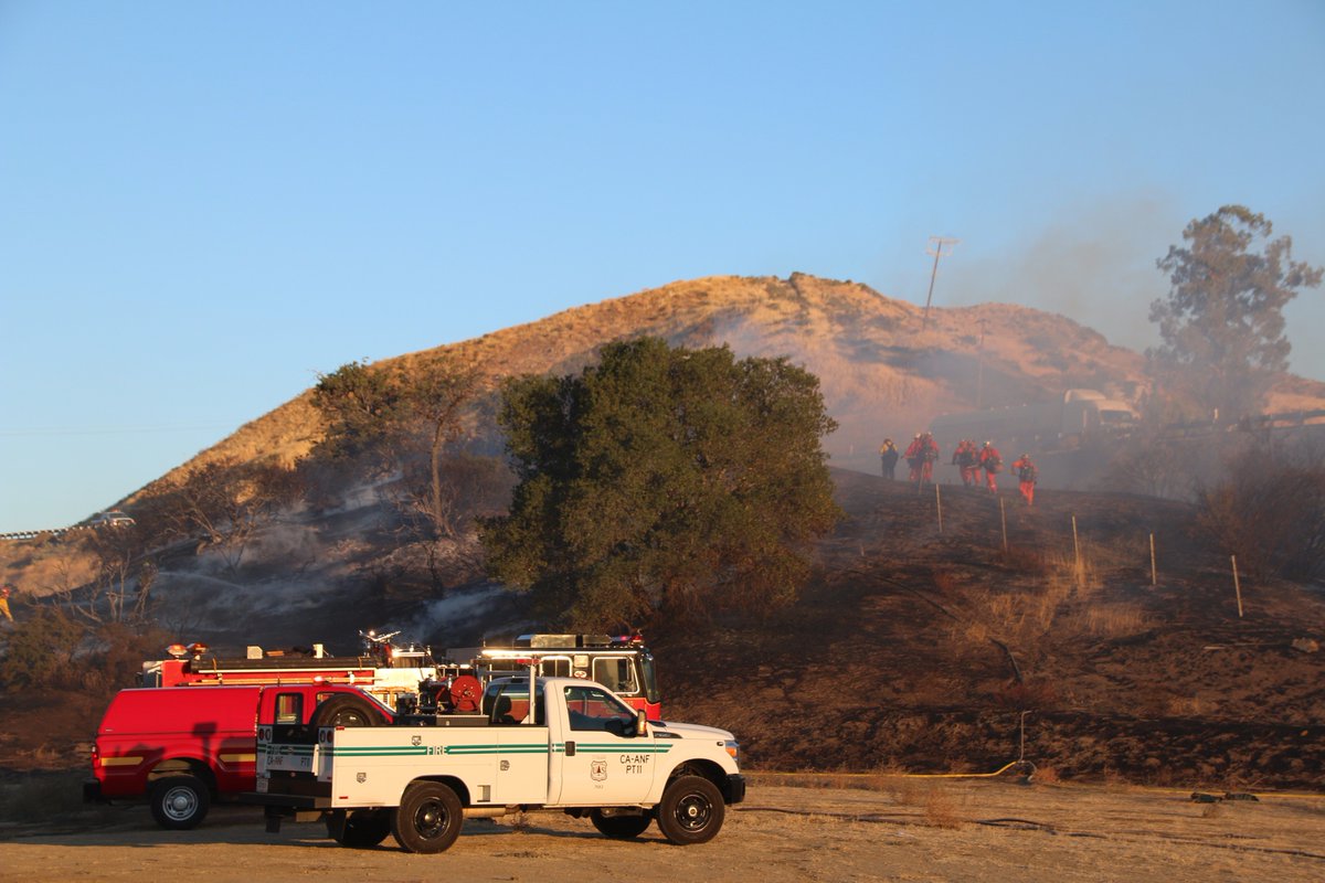 GregDoyle50's tweet photo. Firefighters from @LACo_FD and @Angeles_NF made quick work of a small brush fire along I-5 early this morning. #ParadiseFire @LACoFDPIO https://t.co/VvYYLF9N6G
