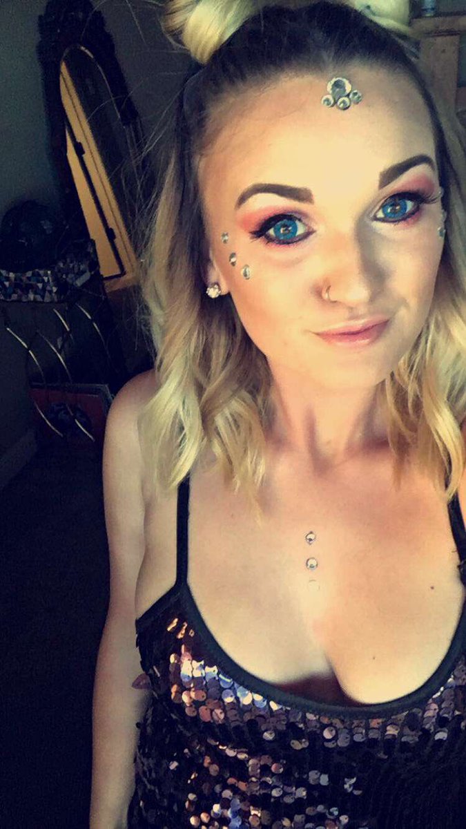 hayleekschwartz's tweet photo. SPACE GURL #Halloween2017 https://t.co/w4qpKOYust