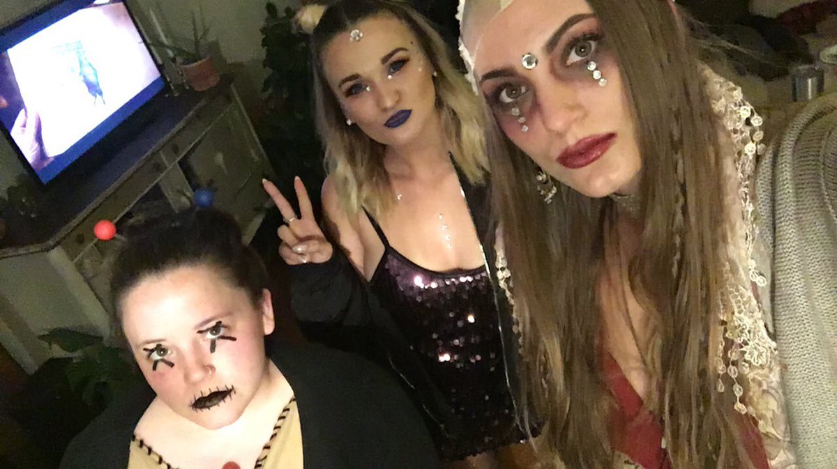 hayleekschwartz's tweet photo. SPACE GURL #Halloween2017 https://t.co/w4qpKOYust