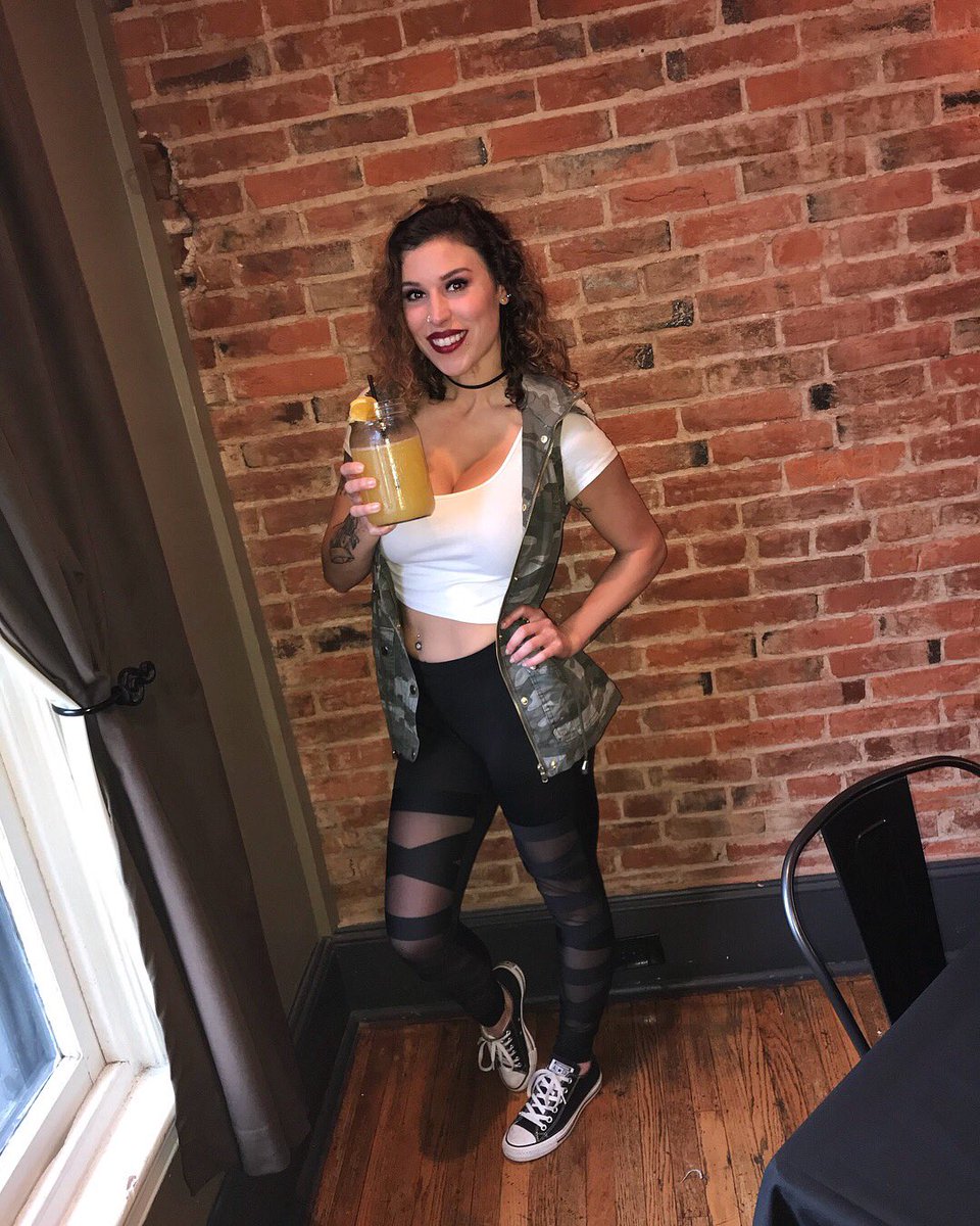 BreiannLyn26's tweet photo. 🍾🍊❤️ https://t.co/baMNokDB2I