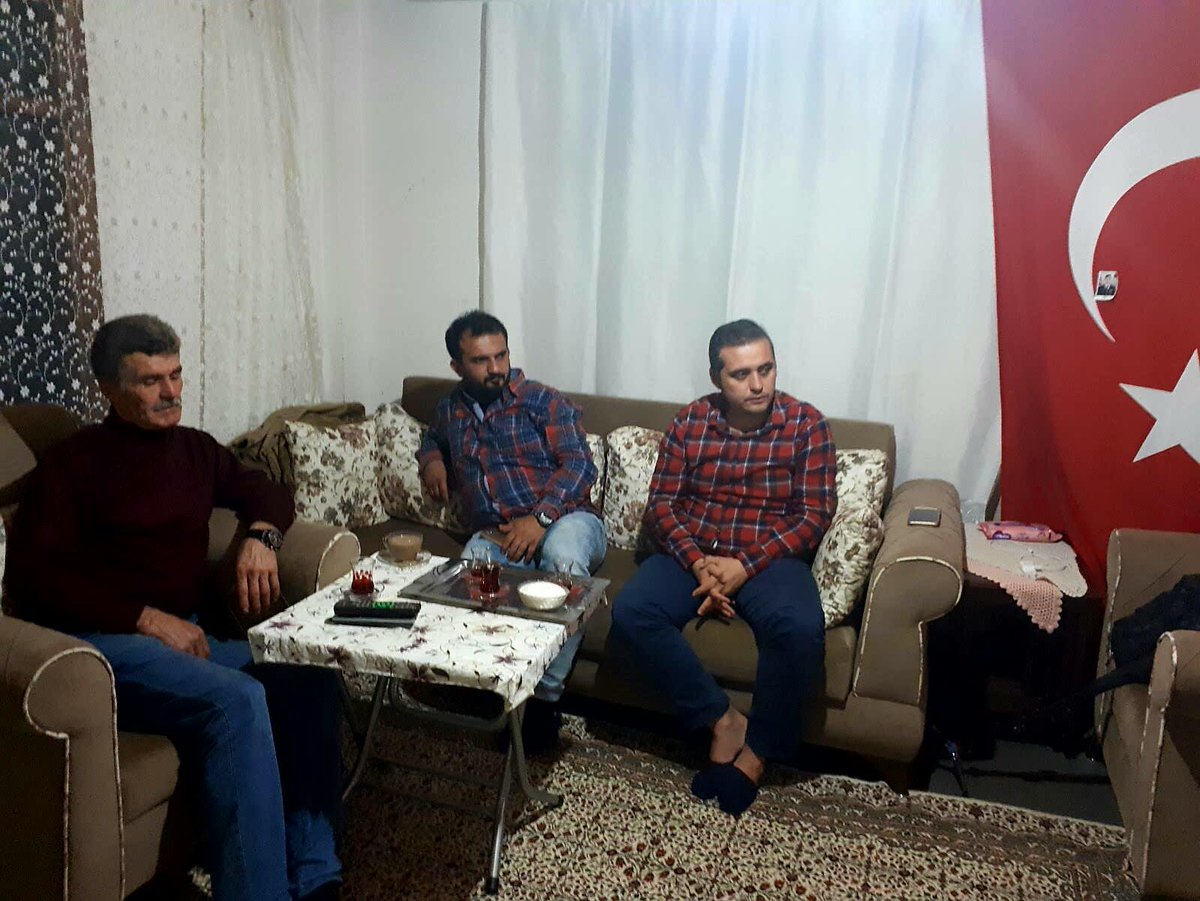 ordualtastv's tweet photo. Şehitler Ordusu'nun ilk bölümünü program yapımcsı ekibimiz şehidimizn ailesyle birlikte şehidimizin evinde izledilr #ŞehitlerOrdusuAltaşTvde https://t.co/YEOJLKcpqi