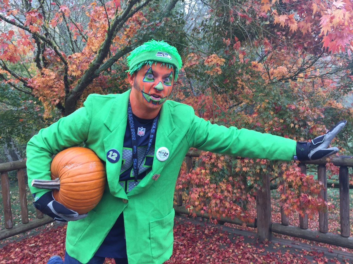 featherface12's tweet photo. @12s #SEAvsHOU If it's Halloween, it must be... #PumpkinheadStiffarm https://t.co/9iJP6W4Nk5