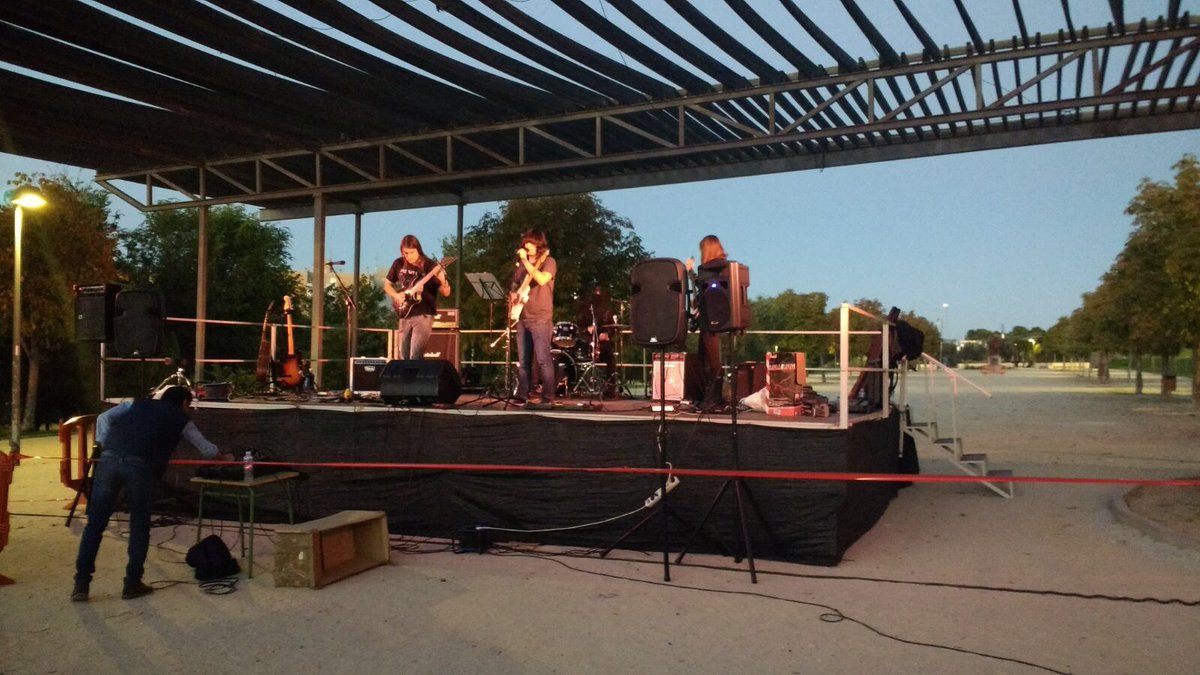 CSValdemoro's tweet photo. 🎸 Turno de los grupos locales #BlackPegasus #Kires #LosPantoja en #XXVAniversarioCasaJuventud de #Valdemoro donde se encuentra @Ra_chel_1986 https://t.co/DbL7i8CelE