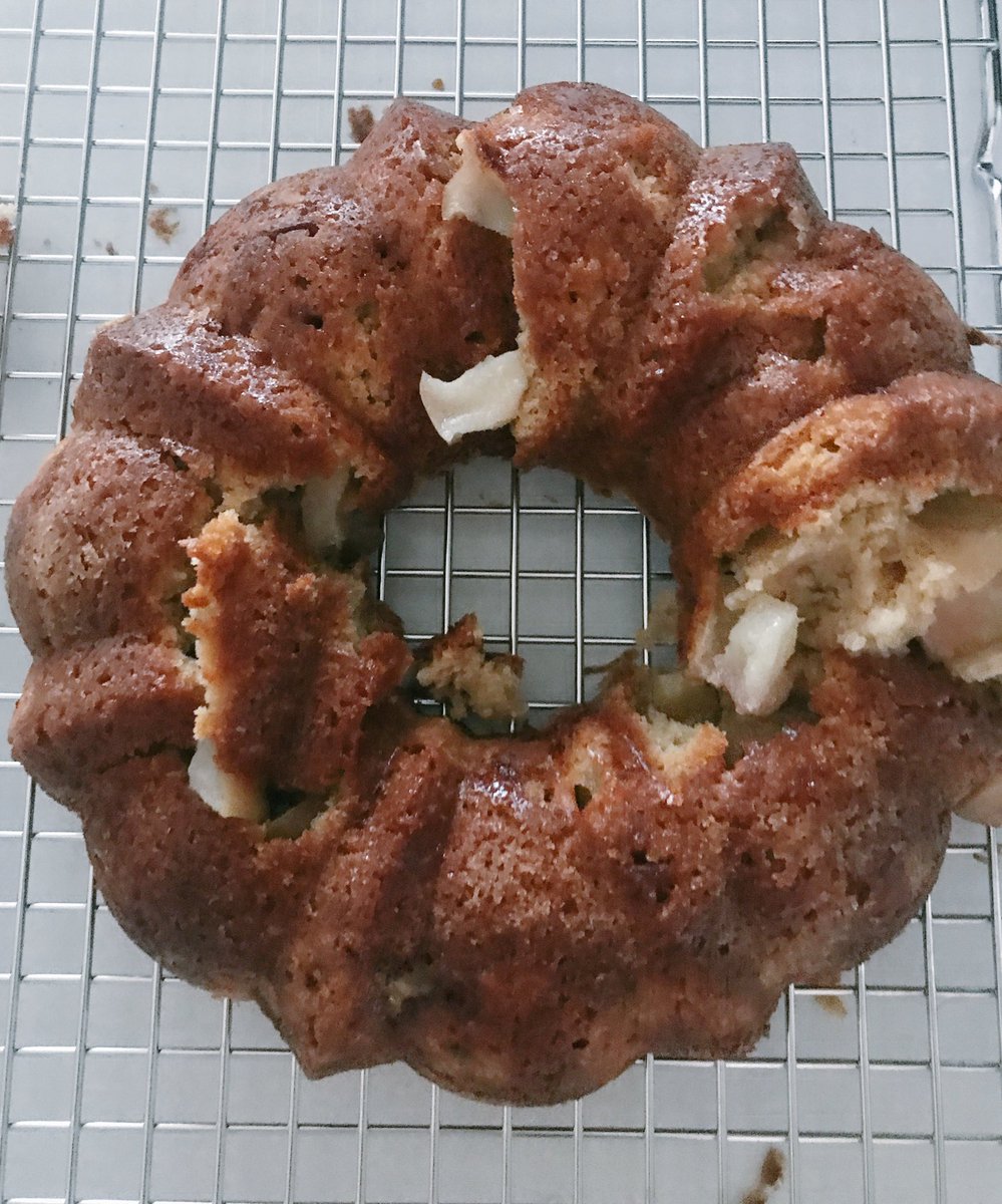 FraminghamFoode's tweet image. Apple cake oops! (It's still delicious) #bakingfail #homemade #bakingmachine #SundayBrunch