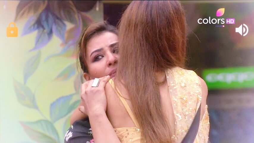 Mannnator's tweet photo. Benafsha and Shilpa's hug tho😭😭

SO PURE. SO CUTE ♥
#BB11 https://t.co/gV3F7HBPna