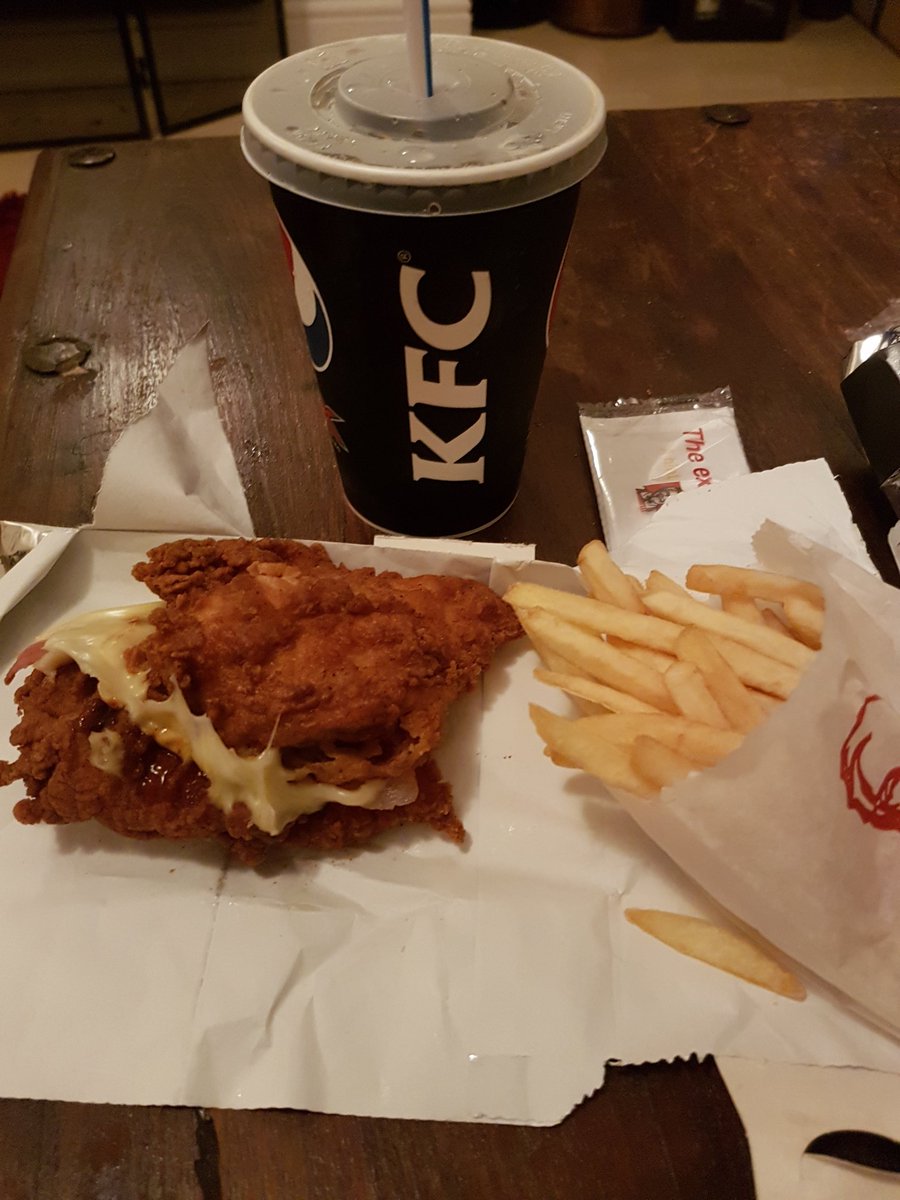 LizzyyAllen's tweet photo. Tried out the double down..Not entirely sure how this is worth £6 @KFC_UKI https://t.co/mBLIVZtPQK